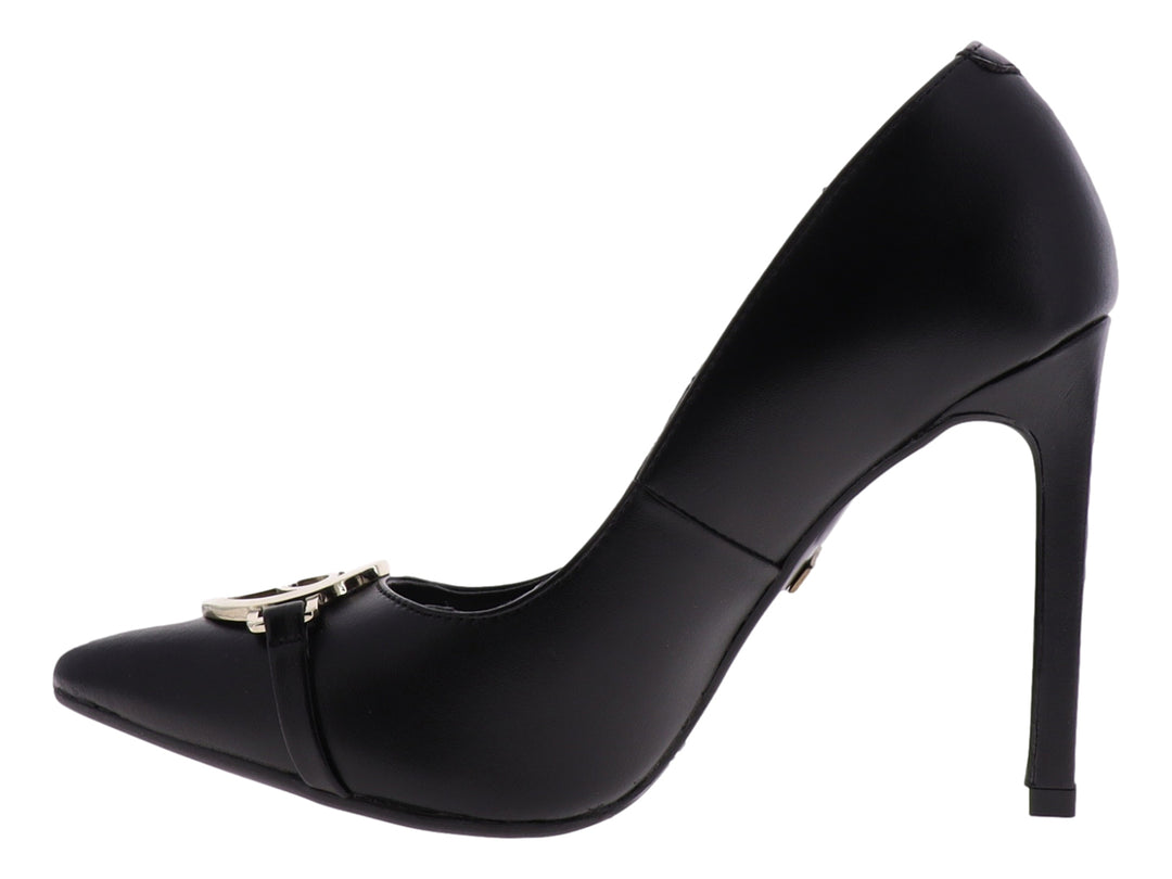 Zapato de tacón alto color negro con un adorno metálico dorado en la punta.