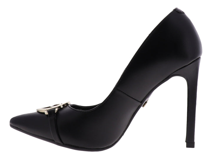 Zapato de tacón alto color negro con un adorno metálico dorado en la punta.