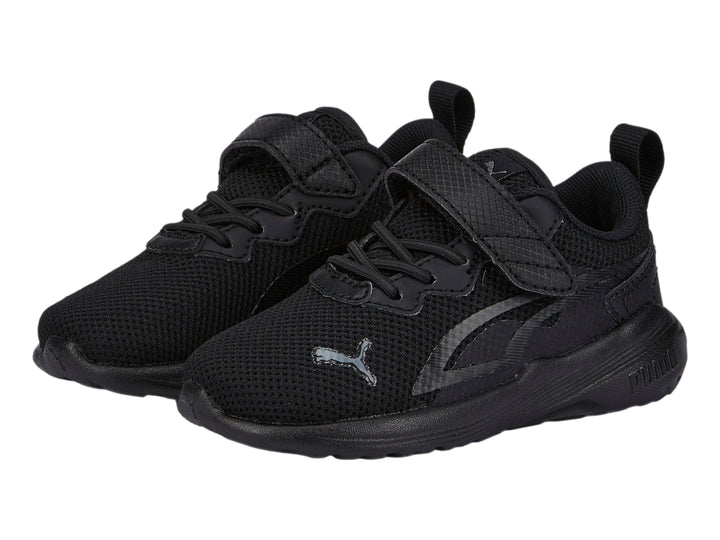Tenis deportivos PUMA color negro para Niño con cierre de velcro y cordones.