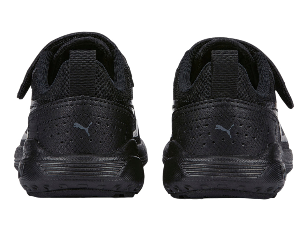Tenis deportivos PUMA color negro para Niño con cierre de velcro y cordones.