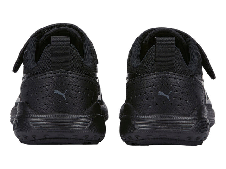 Tenis deportivos PUMA color negro para Niño con cierre de velcro y cordones.