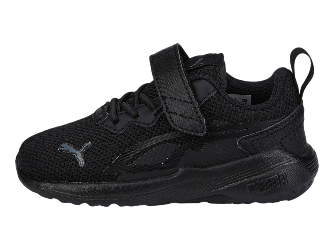 Tenis deportivos PUMA color negro para Niño con cierre de velcro y cordones.