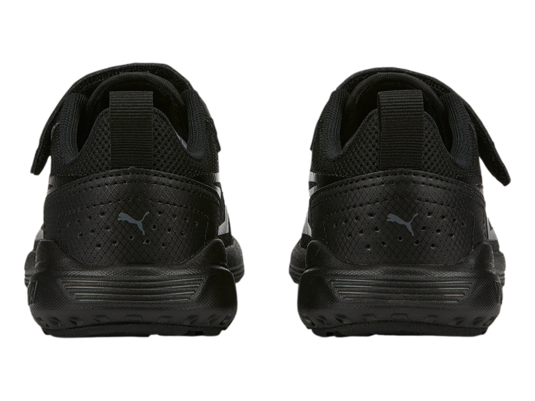 Tenis deportivos PUMA color negro para Niño con cierre de velcro y cordones.