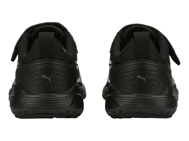Tenis deportivos PUMA color negro para Niño con cierre de velcro y cordones.