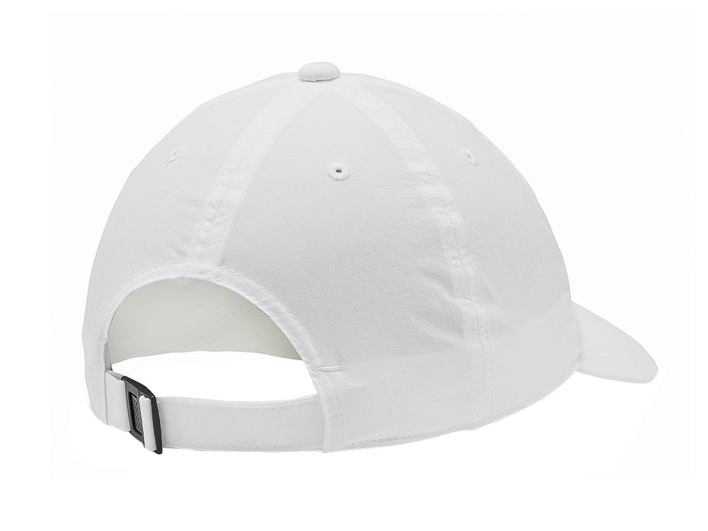 Gorra Columbia Tech Shade II de color blanco con logotipo bordado en el frente y visera curva.