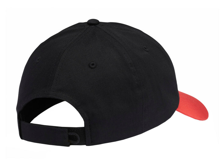 Gorra Columbia de color negro con visera roja y logotipo bordado en el frente.
