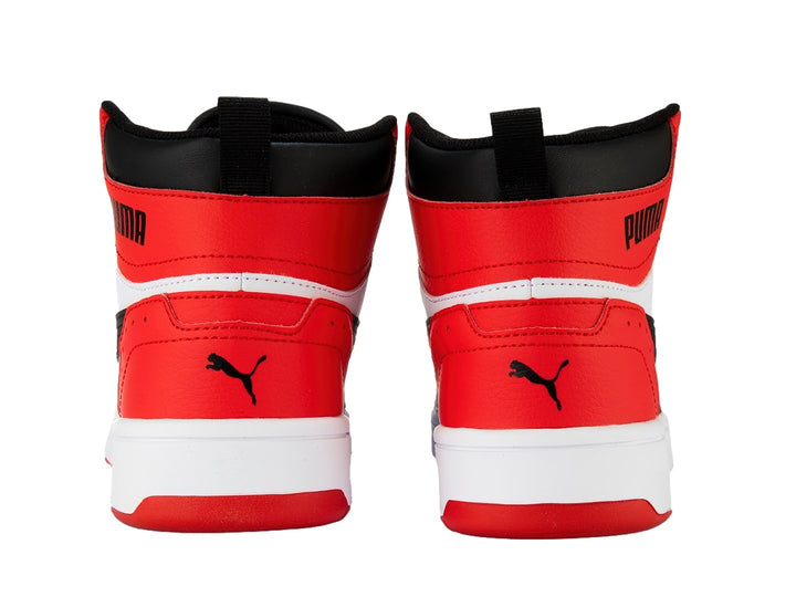 Tenis PUMA Rebound Joy JR de bota alta en colores blanco, negro y rojo.
