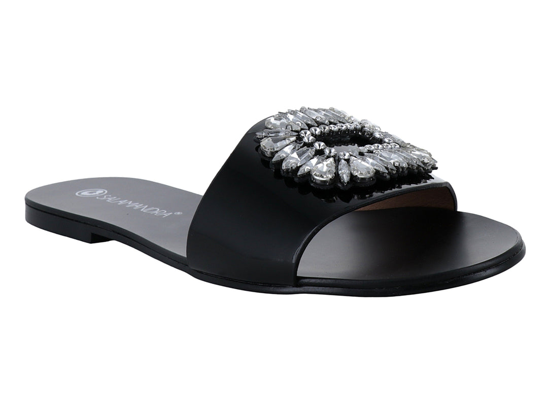 Sandalia plana de charol negro con un adorno central de cristales brillantes en color plata.