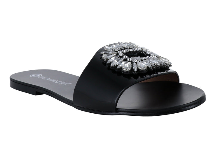 Sandalia plana de charol negro con un adorno central de cristales brillantes en color plata.