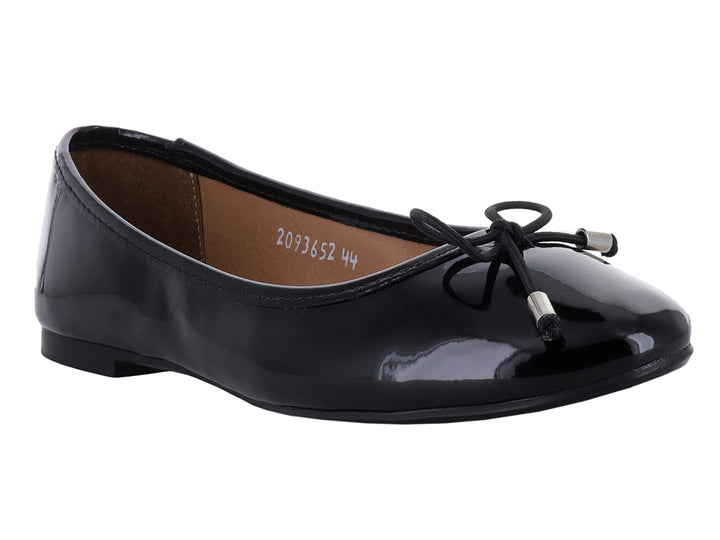 Zapato plano negro de charol brillante con moño decorativo y puntas metálicas para mujer.