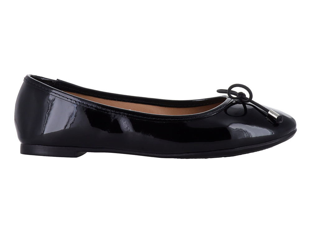 Zapato plano negro de charol brillante con moño decorativo y puntas metálicas para mujer.