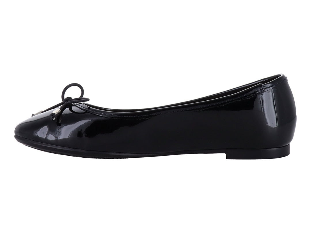 Zapato plano negro de charol brillante con moño decorativo y puntas metálicas para mujer.