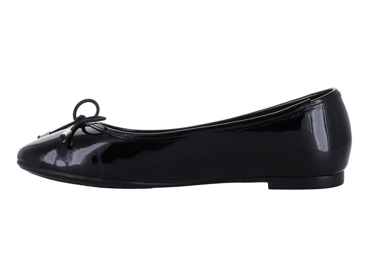 Zapato plano negro de charol brillante con moño decorativo y puntas metálicas para mujer.