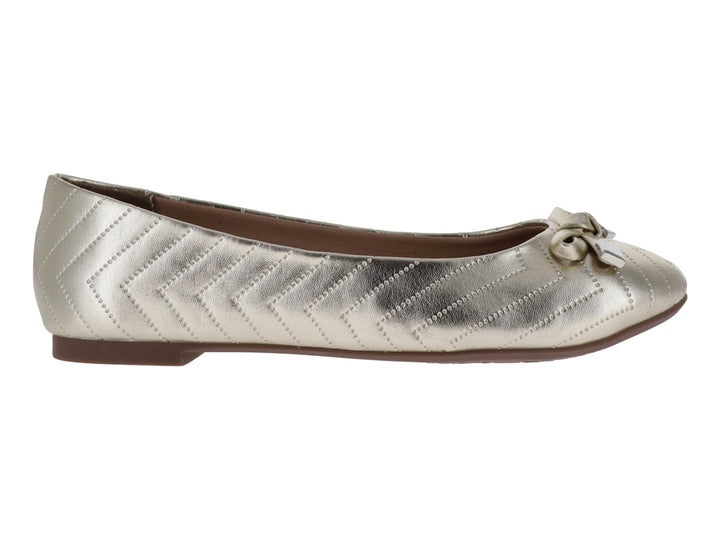 Zapato plano color oro con diseño en zigzag y moño decorativo en la punta.
