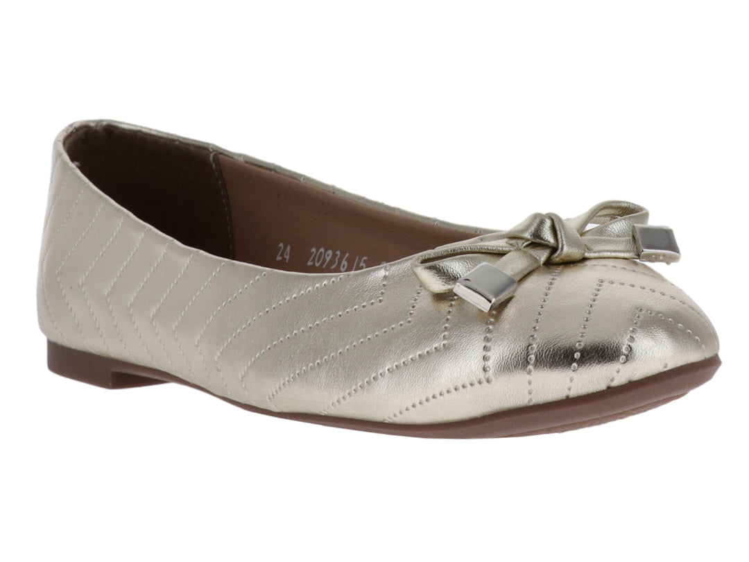 Zapato plano color oro con diseño en zigzag y moño decorativo en la punta.