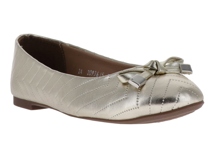 Zapato plano color oro con diseño en zigzag y moño decorativo en la punta.