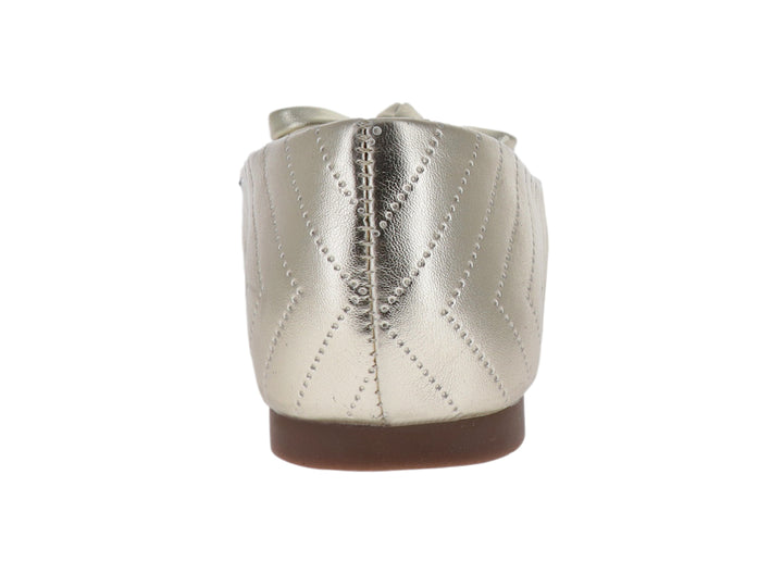 Zapato plano color oro con diseño en zigzag y moño decorativo en la punta.