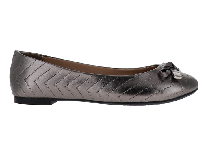 Zapato plano color gris metalizado con moño decorativo y costuras en relieve.