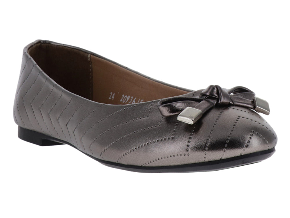 Zapato plano color gris metalizado con moño decorativo y costuras en relieve.