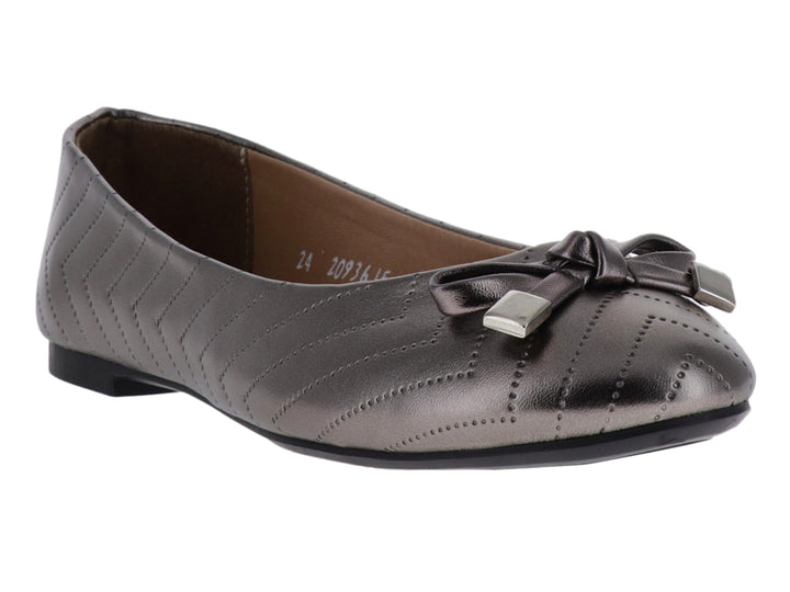 Zapato plano color gris metalizado con moño decorativo y costuras en relieve.