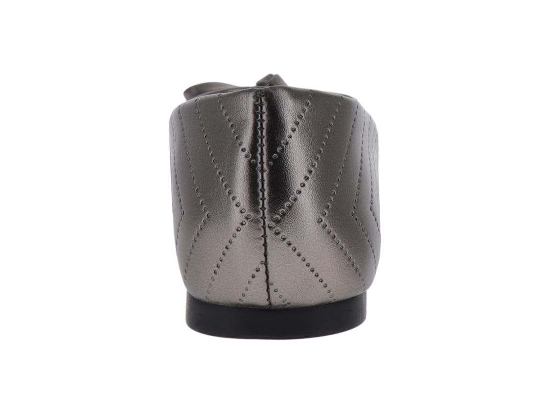 Zapato plano color gris metalizado con moño decorativo y costuras en relieve.