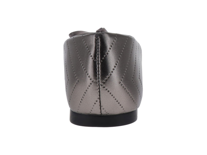 Zapato plano color gris metalizado con moño decorativo y costuras en relieve.