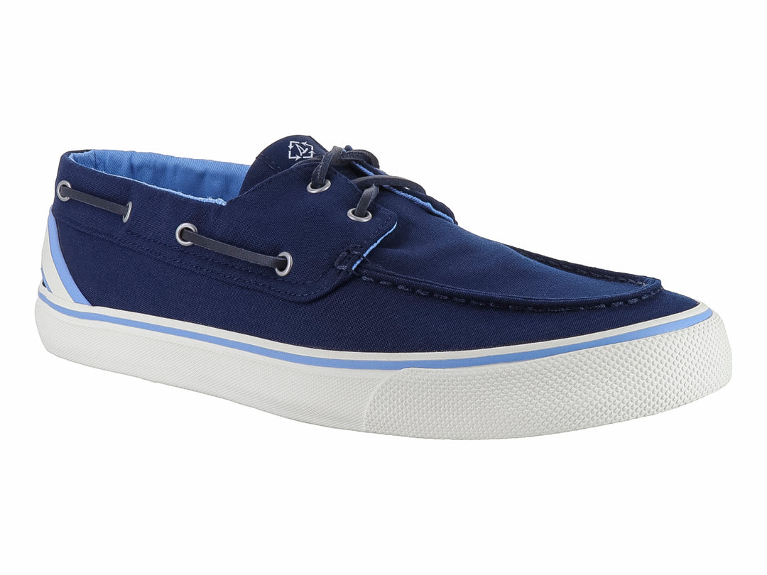 Zapato casual náutico Sperry color azul marino con suela blanca y cordones.