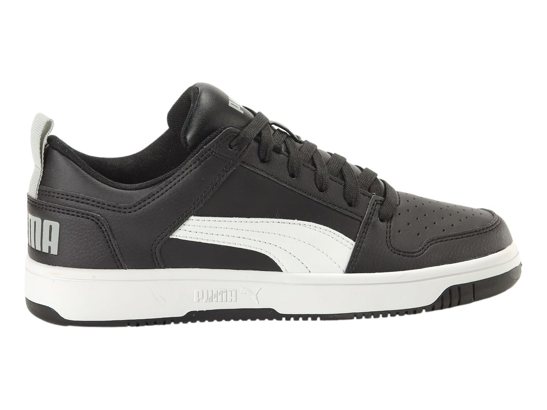 Tenis PUMA Rebound Layup Lo SL JR color negro con suela y franja lateral en blanco.