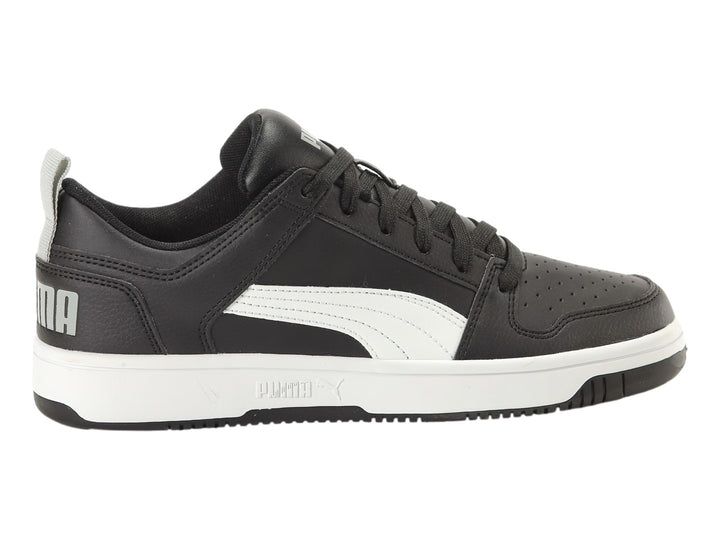 Tenis PUMA Rebound Layup Lo SL JR color negro con suela y franja lateral en blanco.