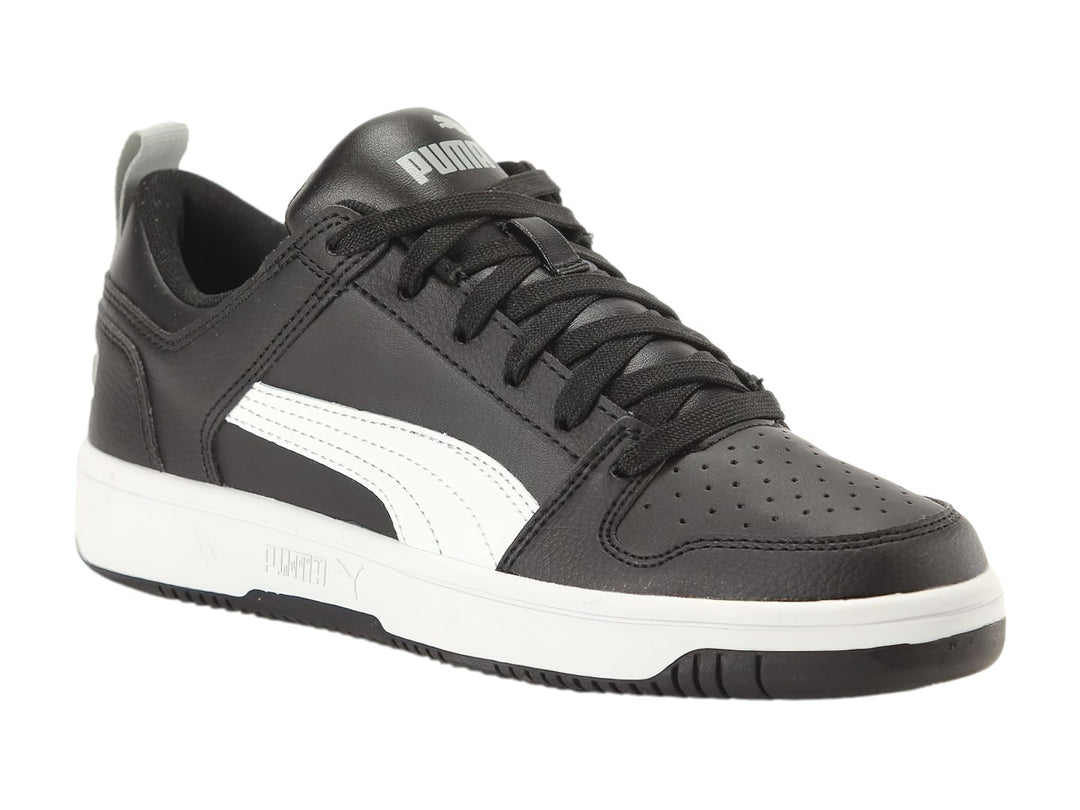 Tenis PUMA Rebound Layup Lo SL JR color negro con suela y franja lateral en blanco.