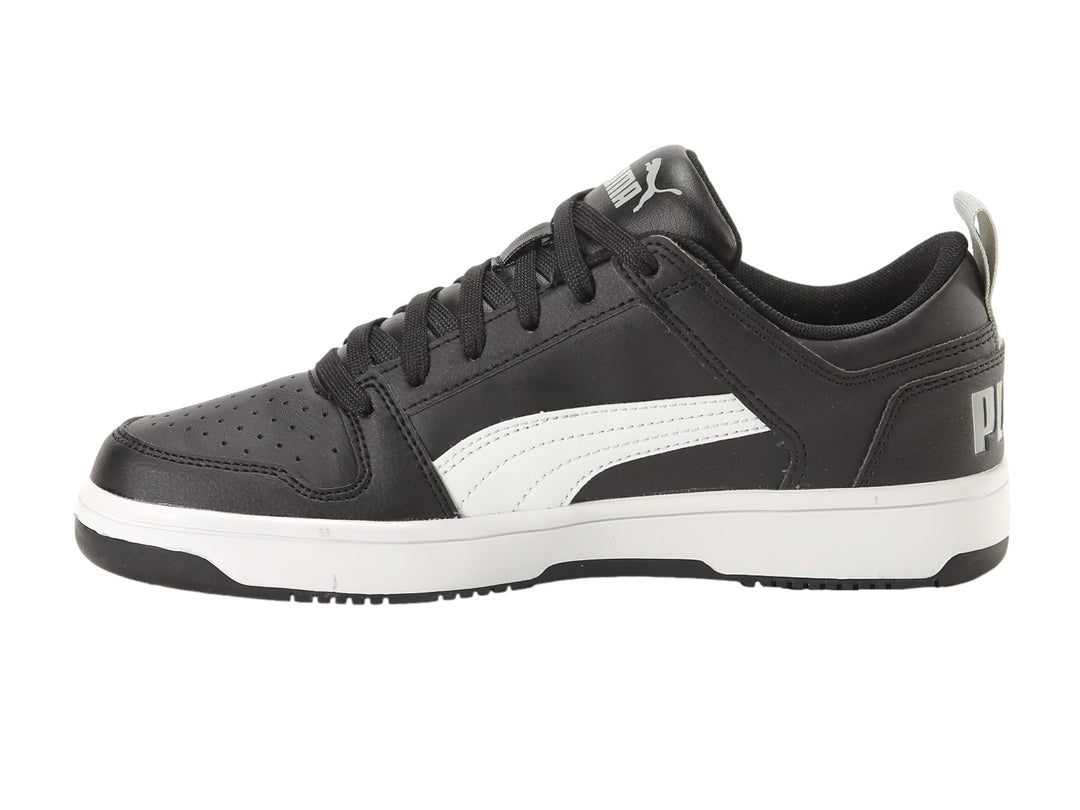 Tenis PUMA Rebound Layup Lo SL JR color negro con suela y franja lateral en blanco.