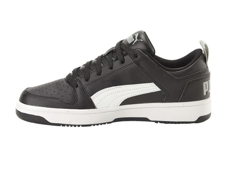 Tenis PUMA Rebound Layup Lo SL JR color negro con suela y franja lateral en blanco.