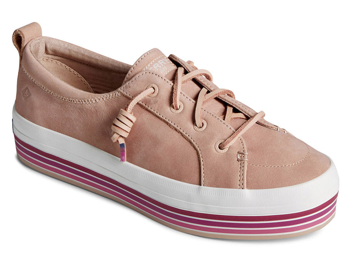 Tenis Sperry de gamuza color rosa con suela blanca y detalles en fucsia, cierre de cordones.