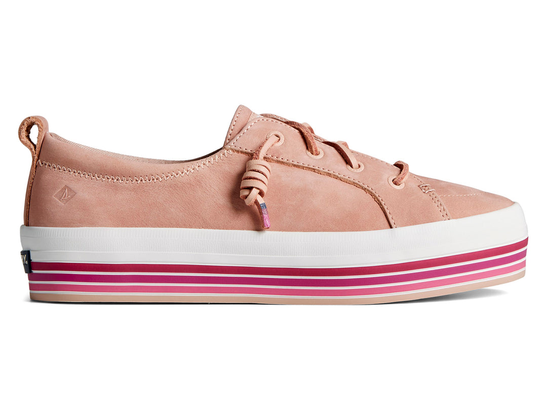 Tenis Sperry de gamuza color rosa con suela blanca y detalles en fucsia, cierre de cordones.