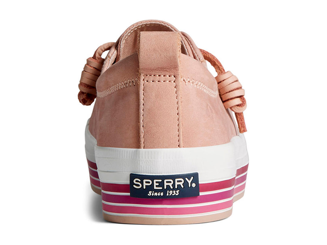 Tenis Sperry de gamuza color rosa con suela blanca y detalles en fucsia, cierre de cordones.