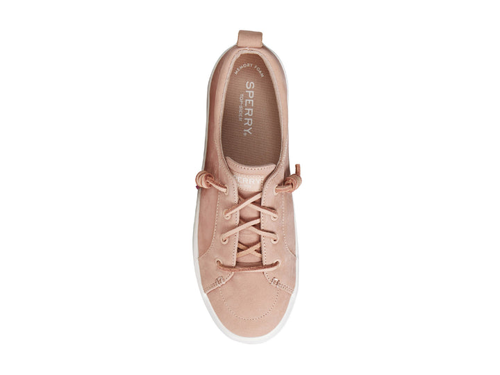 Tenis Sperry de gamuza color rosa con suela blanca y detalles en fucsia, cierre de cordones.