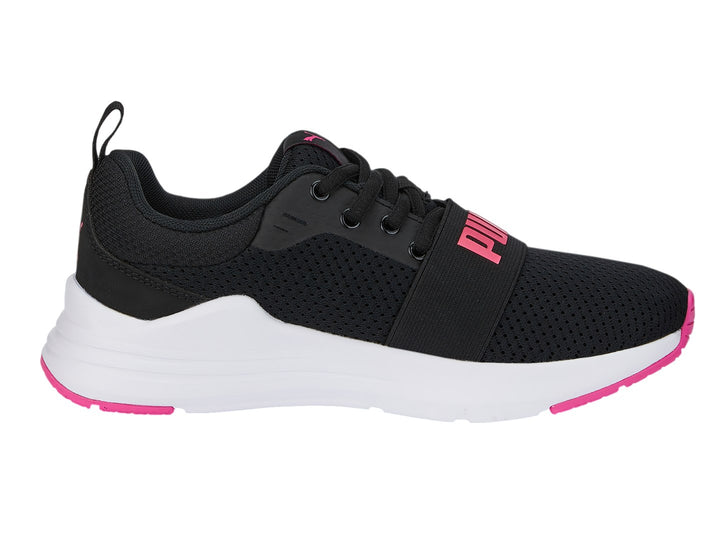Tenis PUMA Wired Run JR en color negro con suela blanca y detalles en rosa.