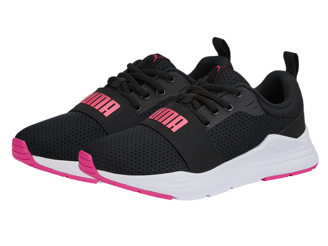 Tenis PUMA Wired Run JR en color negro con suela blanca y detalles en rosa.