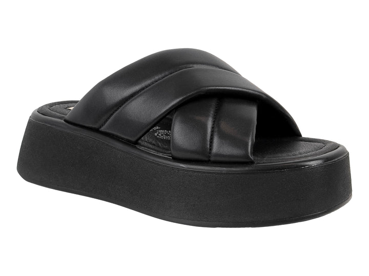 Sandalia de plataforma color negro con tiras cruzadas y suela gruesa.