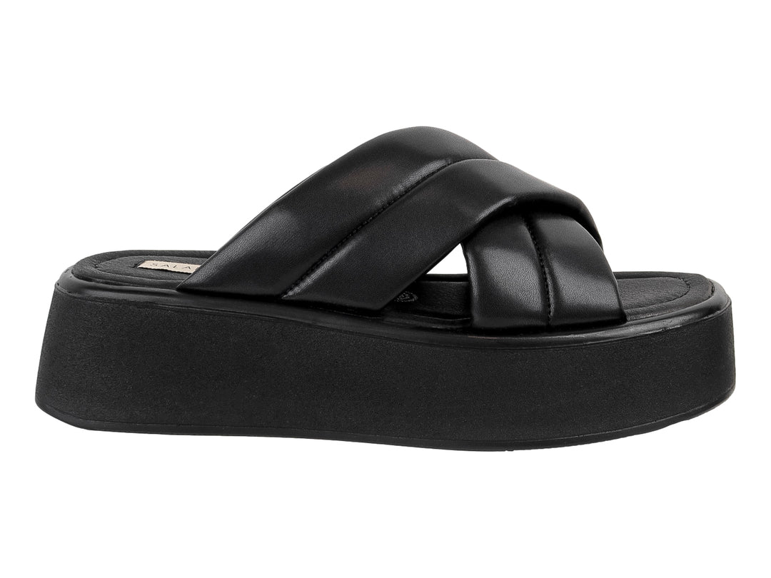 Sandalia de plataforma color negro con tiras cruzadas y suela gruesa.