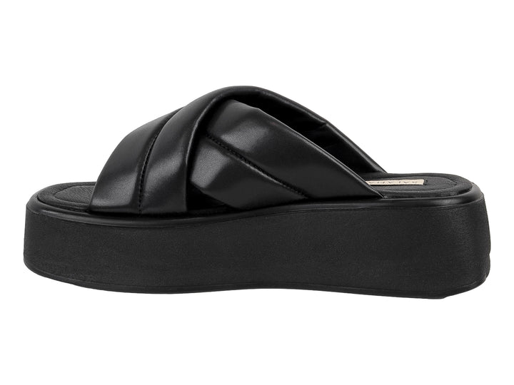 Sandalia de plataforma color negro con tiras cruzadas y suela gruesa.