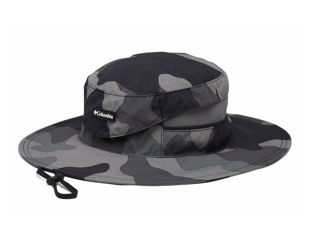 Sombrero Columbia Bora Bora Booney con estampado de camuflaje en tonos negro y gris, ideal para actividades al aire libre.