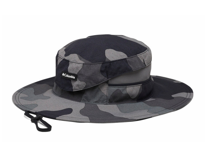 Sombrero Columbia Bora Bora Booney con estampado de camuflaje en tonos negro y gris, ideal para actividades al aire libre.