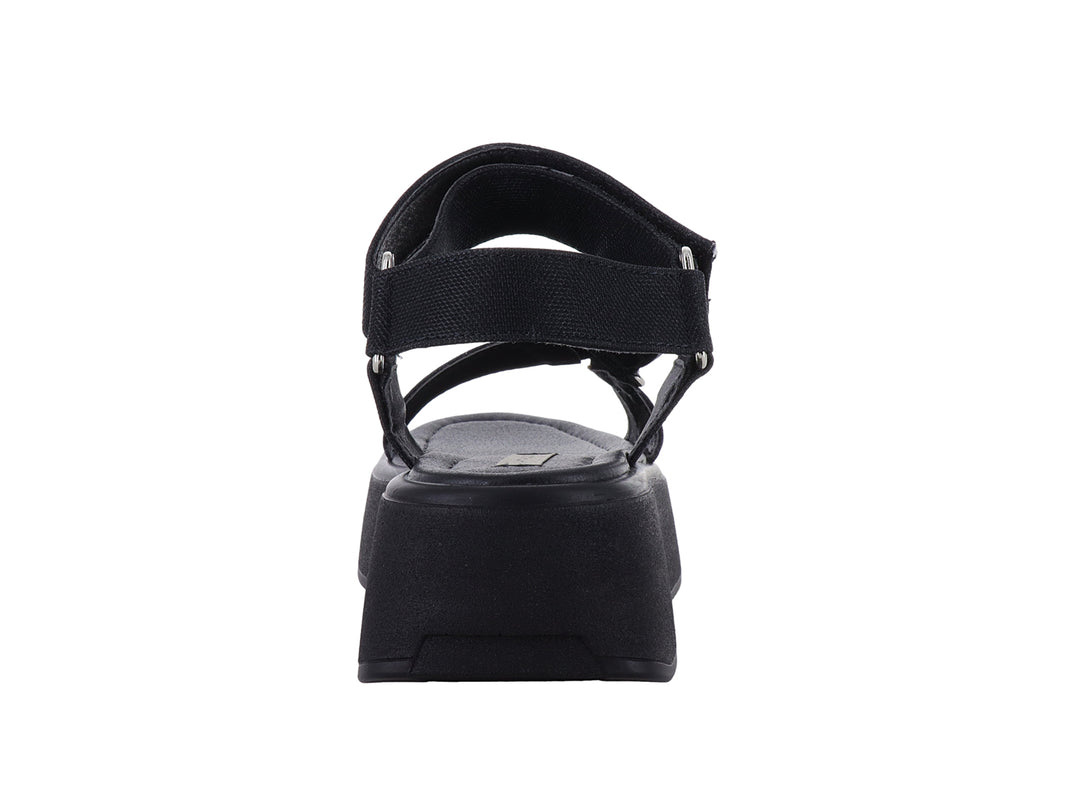 Sandalias de plataforma color negro con correas ajustables para mujer.