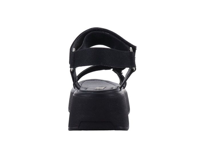 Sandalias de plataforma color negro con correas ajustables para mujer.