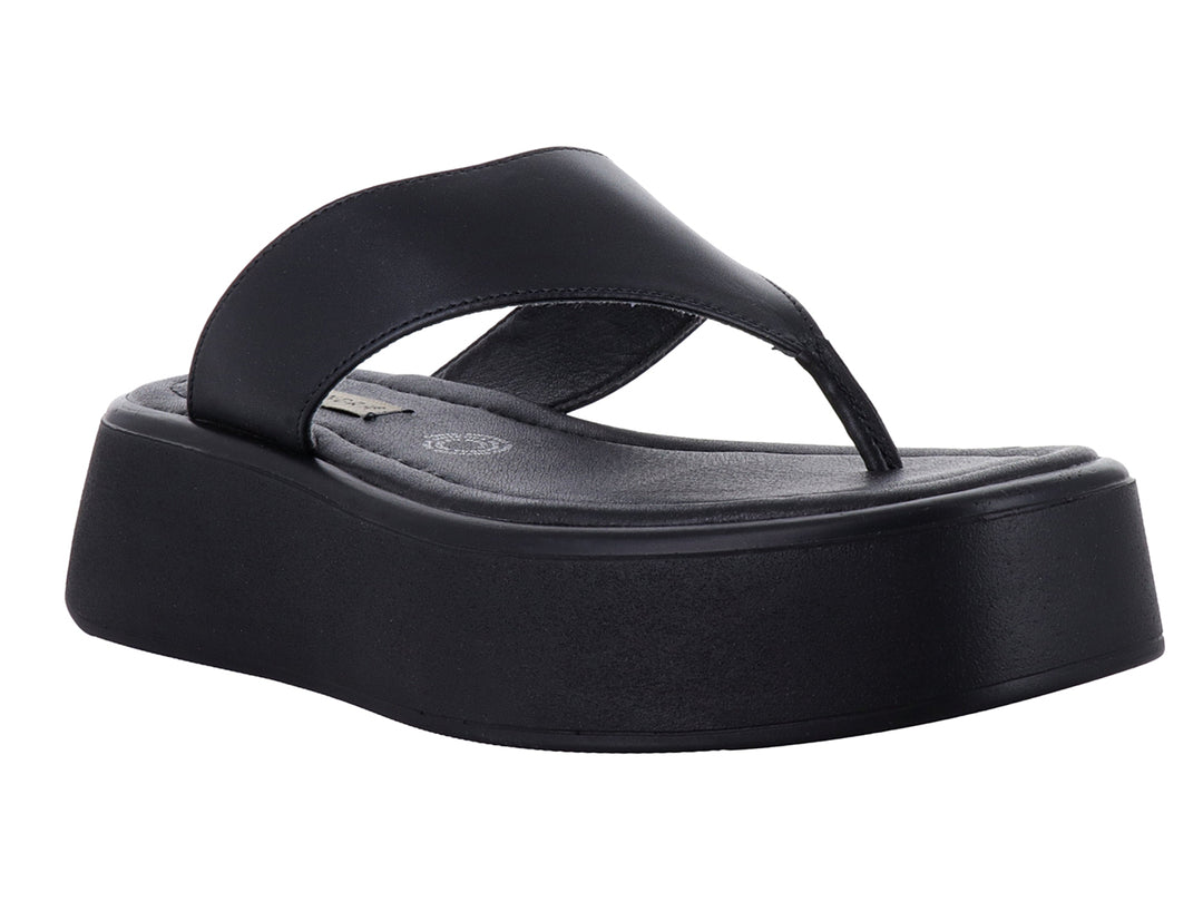Sandalia de plataforma color negro con diseño de tira en forma de V.
