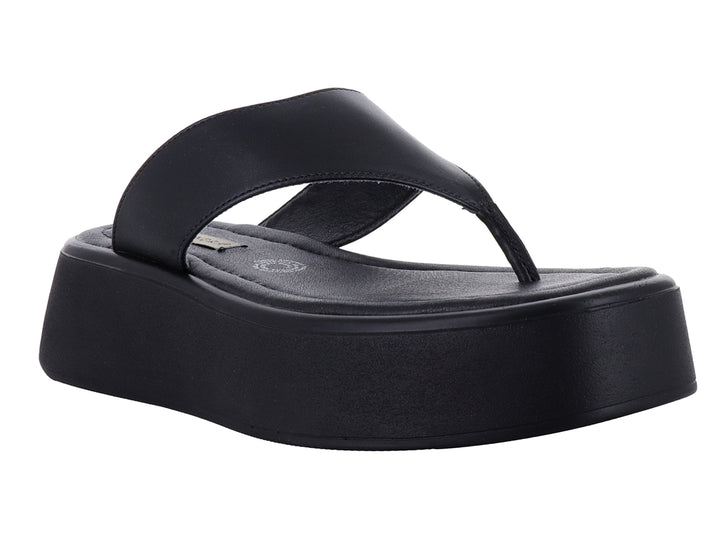 Sandalia de plataforma color negro con diseño de tira en forma de V.