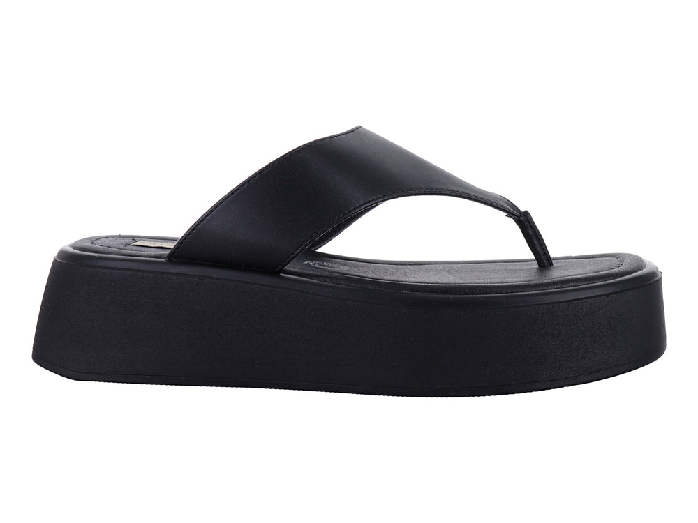 Sandalia de plataforma color negro con diseño de tira en forma de V.