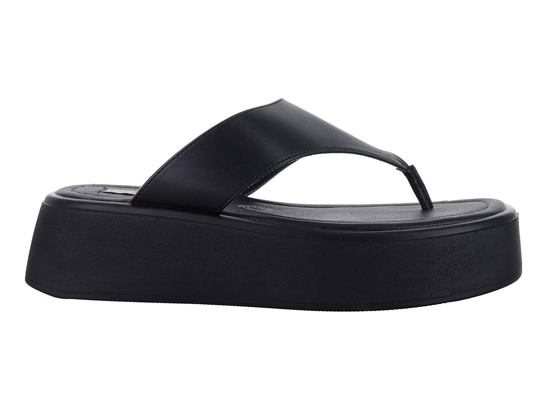 Sandalia de plataforma color negro con diseño de tira en forma de V.