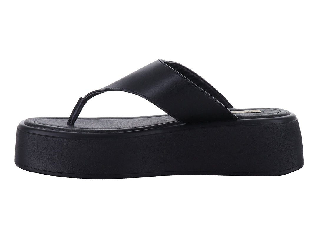 Sandalia de plataforma color negro con diseño de tira en forma de V.